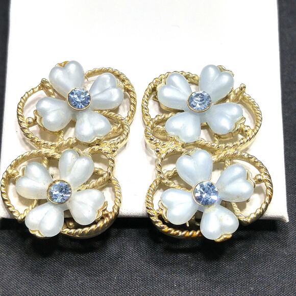 Kramer Blue Rhinestone Flower Clip Earrings, Lucite Gold Plated, 1950s Vintage - Picture 9 of 10